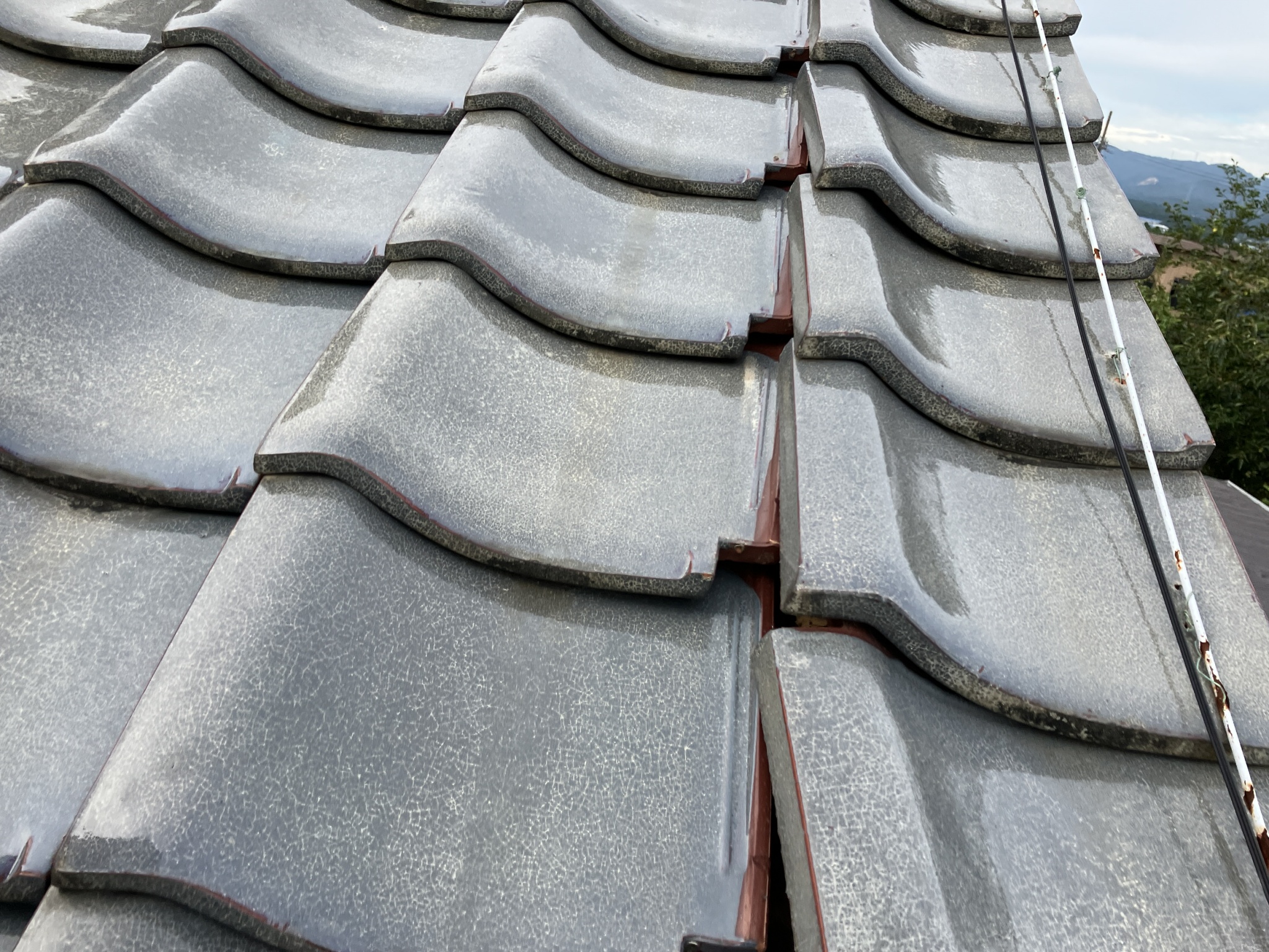 瓦がズレて隙間が空いている